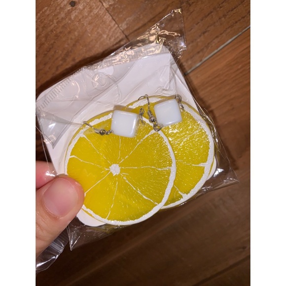 LEMON 🍋 SLICED EARRINGS - Picture 2 of 2